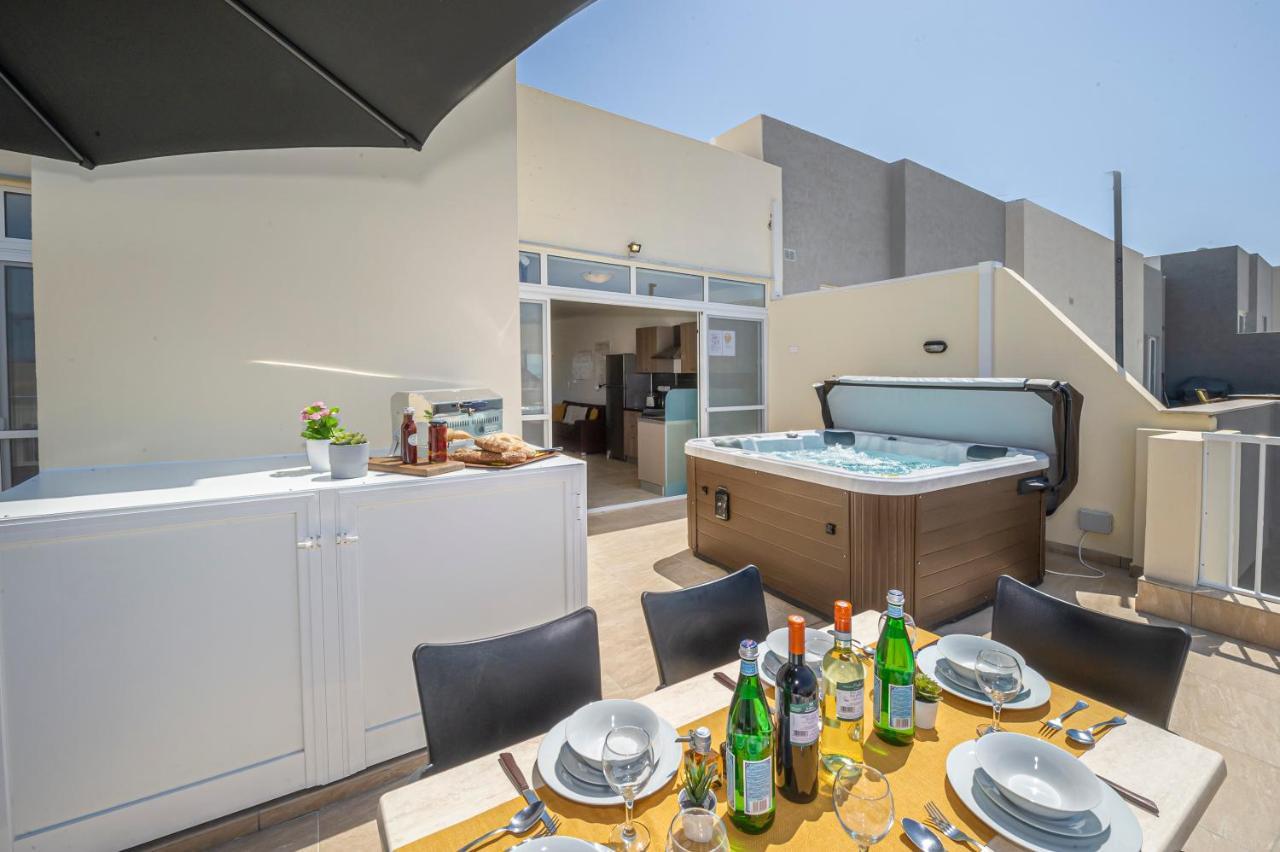 Summer Breeze Penthouse With Private Hot Tub & Terrace With Panoramic Views, By Getawaysmalta Mellieħa Exterior foto