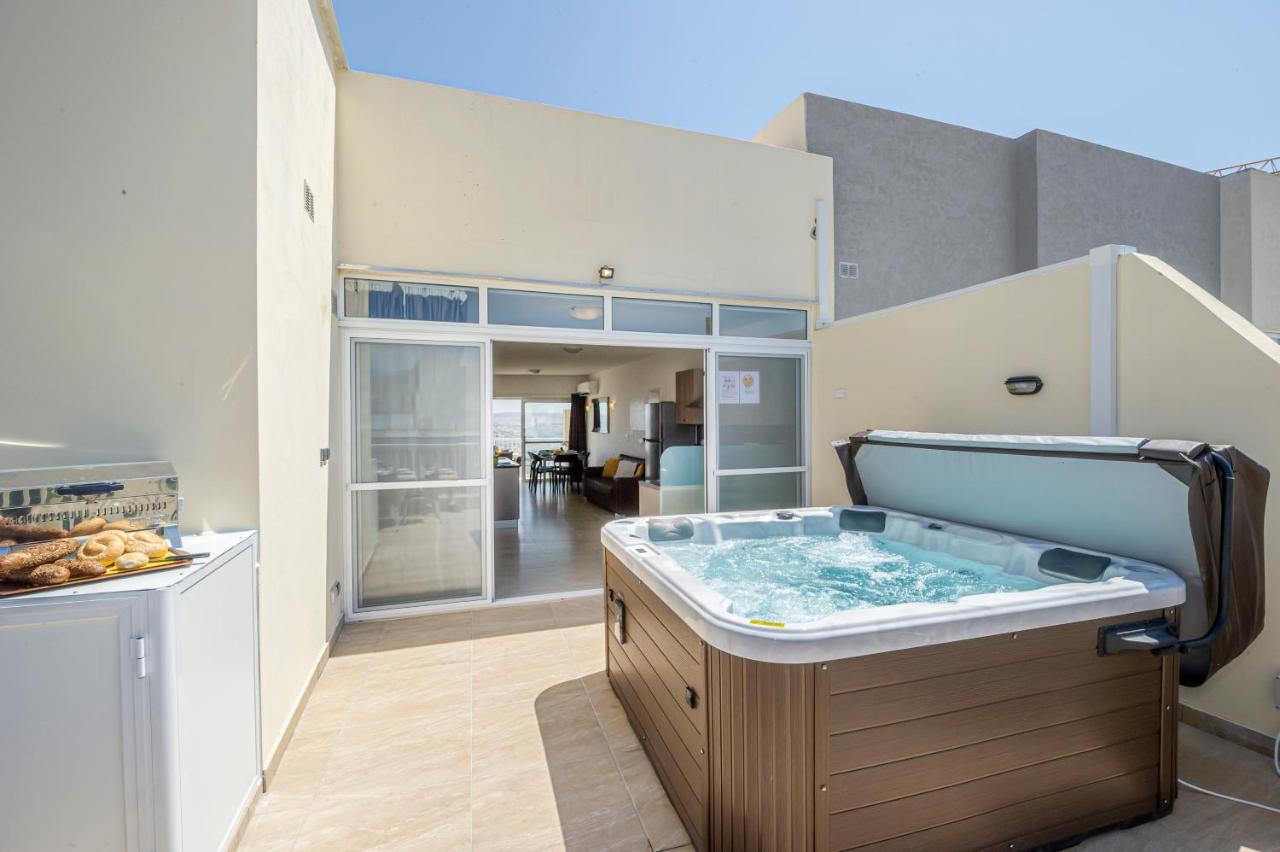 Summer Breeze Penthouse With Private Hot Tub & Terrace With Panoramic Views, By Getawaysmalta Mellieħa Exterior foto